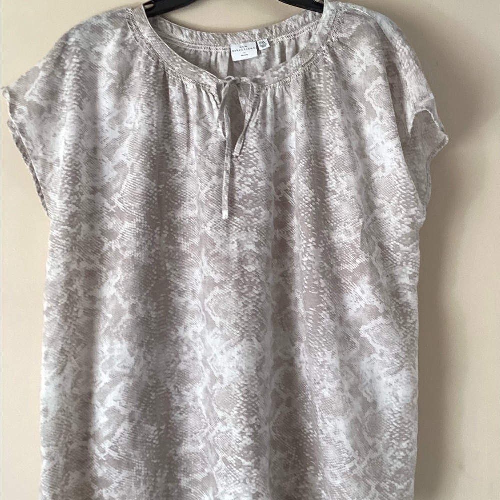 New Directions Women’s beige Aztec print shorts sleeve shirt. PXL